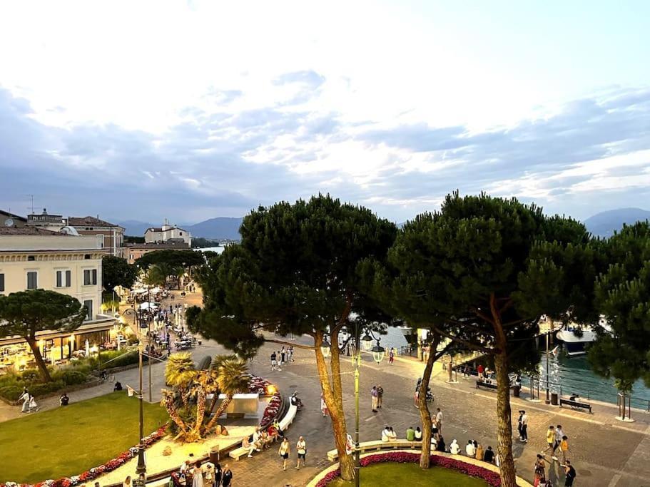 Attico In Piazza Matteotti Apartment Desenzano del Garda Luaran gambar